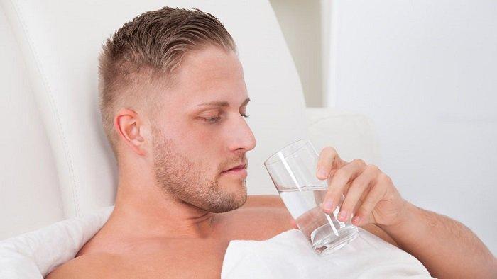 Мужчина пьет воду