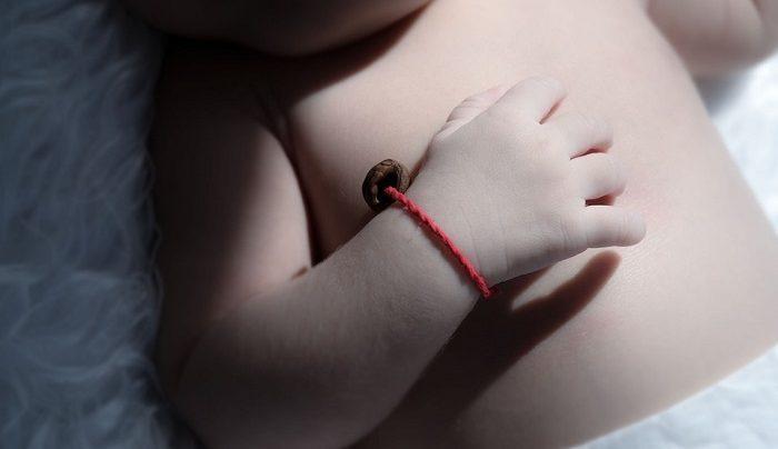 Красная нить на запястье ребенка