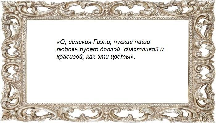 С лепестками роз